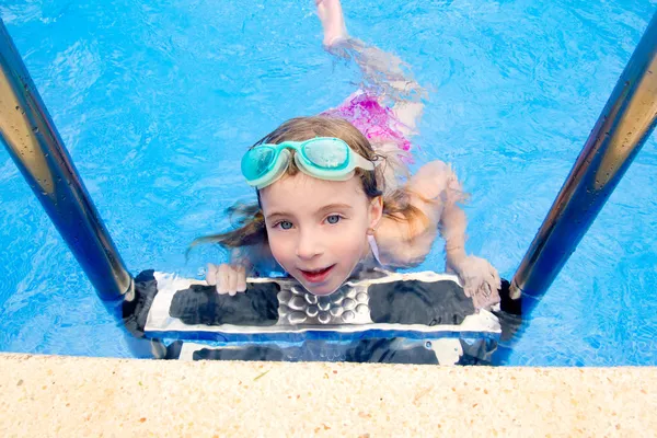 Blond little girl in swimming pool with goggles — Stock Photo, Image