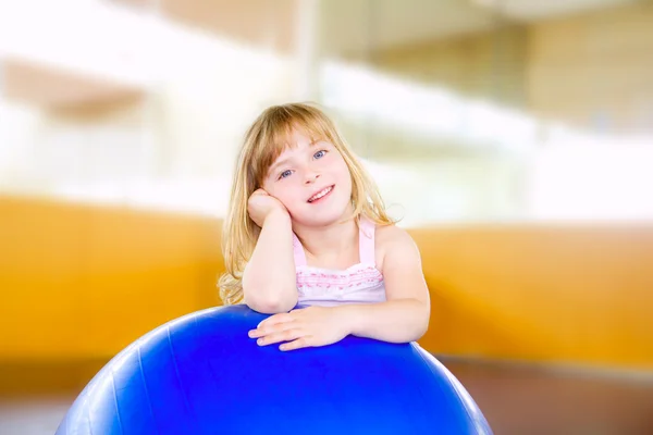 Παιδί κοριτσάκι με γυμναστήριο, αερόμπικ μπάλα — Φωτογραφία Αρχείου