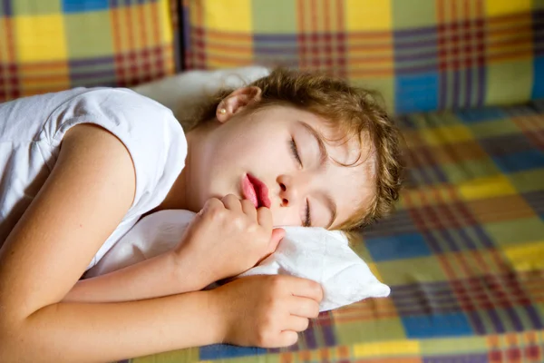 Menina criança dormindo cama em retro colcha vintage — Fotografia de Stock