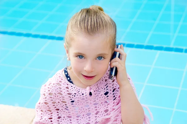 Enfant blond petite fille parlant téléphone mobile — Photo