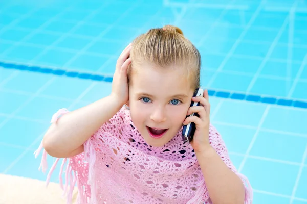 Blond kind meisje praten mobiele telefoon — Stockfoto