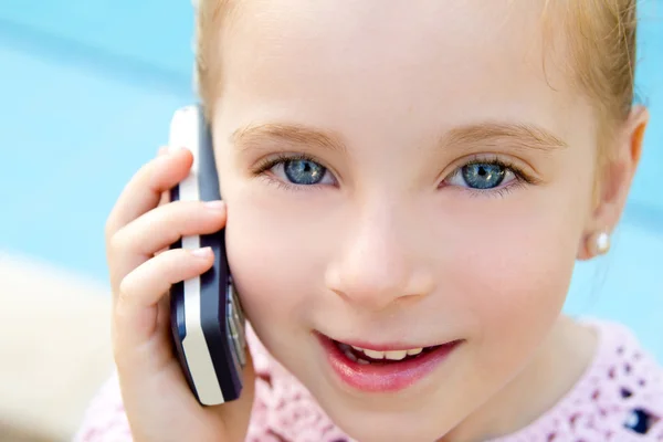 Ξανθός παιδί κοριτσάκι μιλάμε κινητό τηλέφωνο — Φωτογραφία Αρχείου
