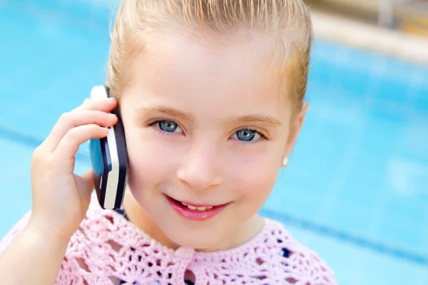 Ξανθός παιδί κοριτσάκι μιλάμε κινητό τηλέφωνο — Φωτογραφία Αρχείου