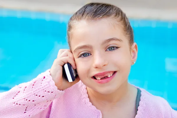 Çocuk, küçük kız cep telefonu konuşurken girintili — Stok fotoğraf