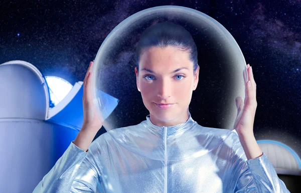 Астронавт прекрасная будущая женщина в обсерватории — стоковое фото