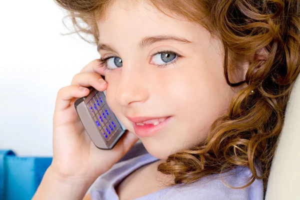 Mavi gözlü kız çocuk cep telefonu konuşurken — Stok fotoğraf