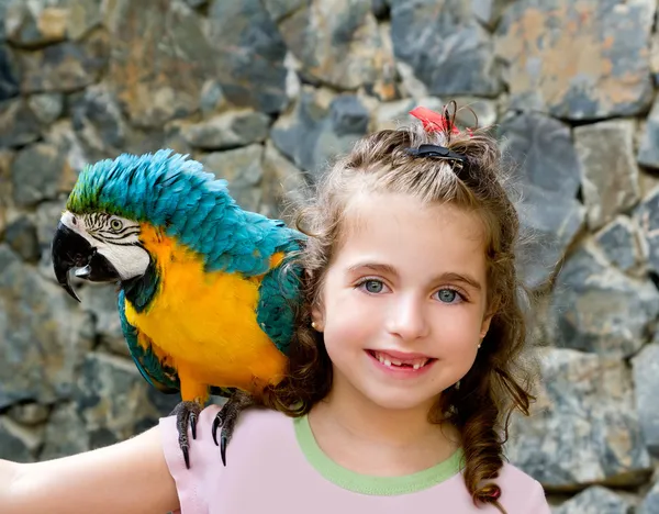 Blaue Augen Kindermädchen mit gelbem Papagei — Stockfoto