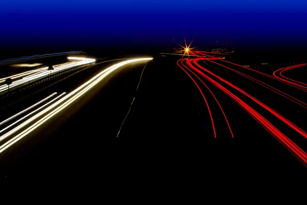 Trilhas de luz do carro em vermelho e branco na estrada da noite — Fotografia de Stock
