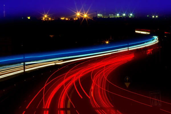 Kırmızı ve beyaz gece yolda araba hafif rotaları — Stok fotoğraf