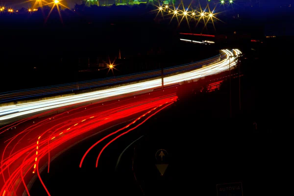 赤と白の夜の道路上で車のライトのトレイルします。 — ストック写真