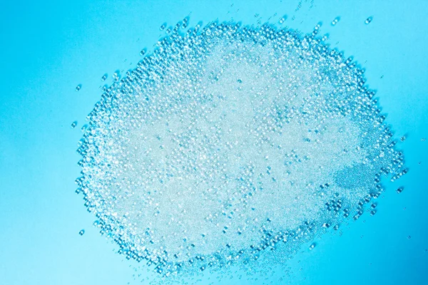 Cristal perlas de cristal pequeñas bolas textura en azul — Foto de Stock