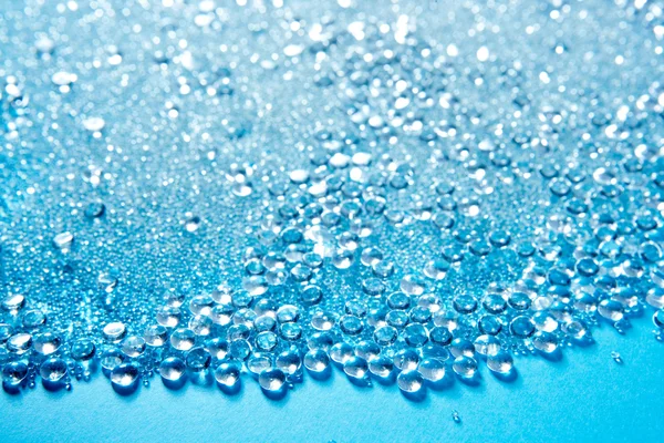 Perle di vetro cristallo piccola texture palle su blu — Foto Stock