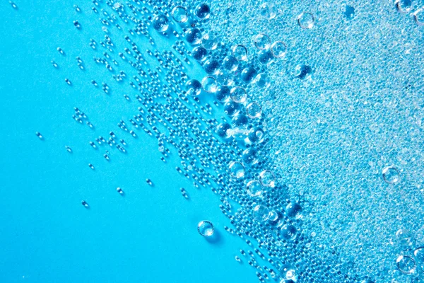 Хрустальный стеклянный жемчуг маленькие шарики текстуры на синий — стоковое фото