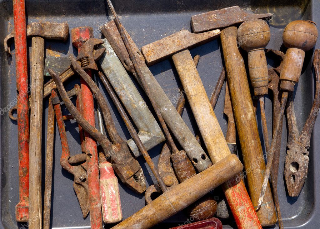 Edad resistido herramientas de mano oxidada en negro — Foto de stock