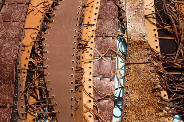Кожаные изделия коричневого цвета с бахромой — стоковое фото