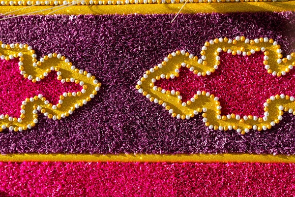 Декоративные формы в карнавальной тележке — стоковое фото