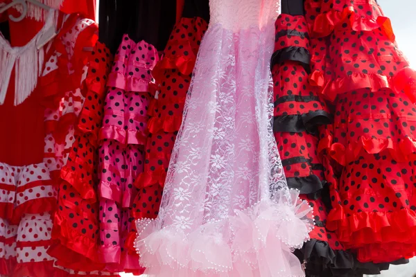 Gipsy flamencodanseres kostuums in een rij — Stockfoto