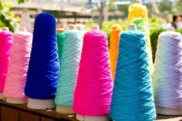 Borduurwerk kleurrijke draad spoelen — Stockfoto