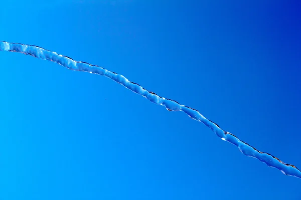Vattenstänk i blå himmel bakgrund — Stockfoto