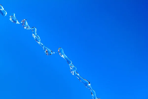 Acqua spruzzata in sfondo cielo blu — Foto Stock