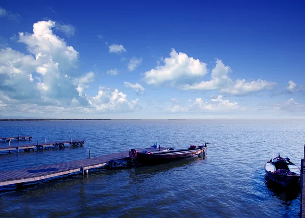 Albufera azul barcos lago en El Saler Valencia —  Fotos de Stock