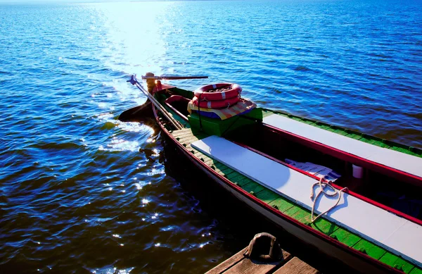 Στη λίμνη Albufera μπλε σκάφη στη Βαλένθια saler el — Φωτογραφία Αρχείου