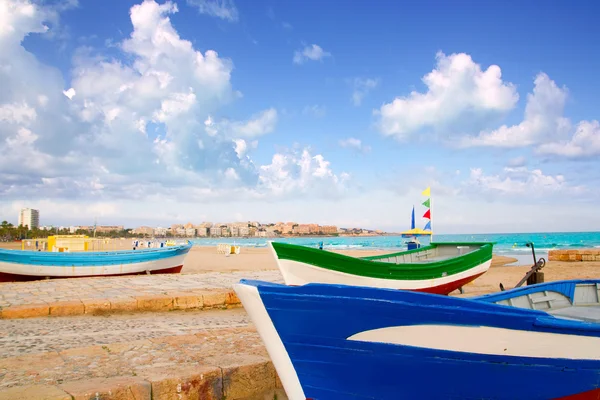Пляж Салоу с пляжными лодками — стоковое фото