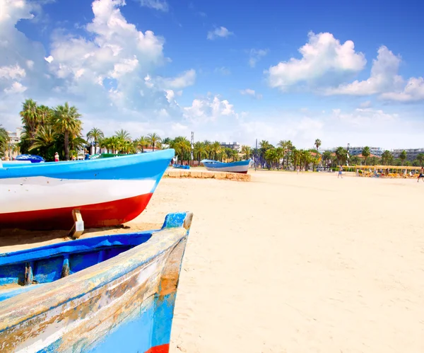Spiaggia di Salou con barche spiaggiate — Foto Stock