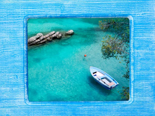 Struttura in legno blu con spiaggia di Maiorca — Foto Stock