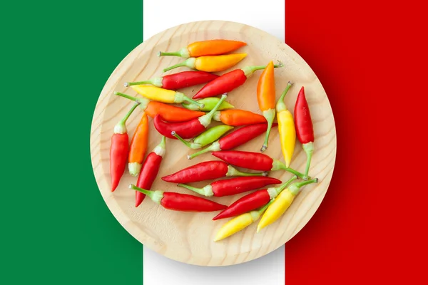 Πολύχρωμες πιπεριές τσίλι πλάκα με την σημαία του Μεξικού — Φωτογραφία Αρχείου