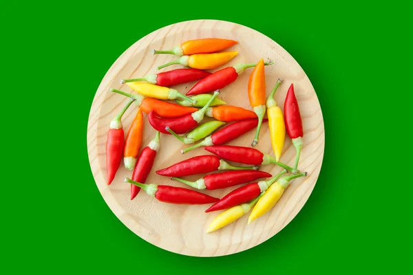 Barevné chilli papričky deska izolovaná — Stock fotografie