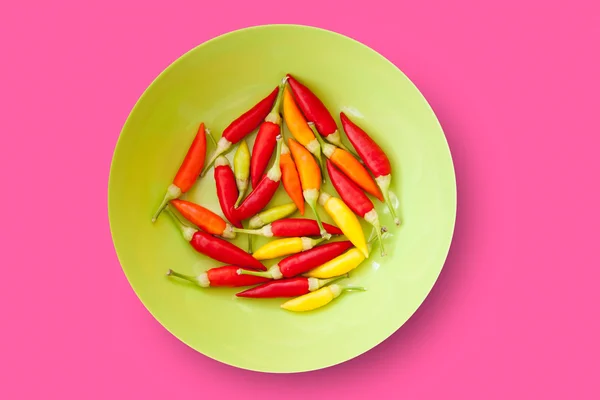 Plato de chiles coloridos aislado —  Fotos de Stock