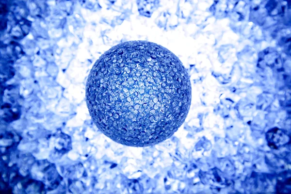 Boule futuriste en verre bleu sur glace — Photo