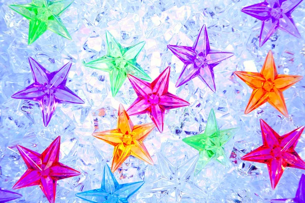 Kerstmis kleurrijke sterren op het blauwe ijs — Stockfoto