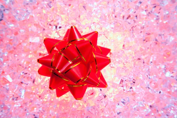Nastro regalo di Natale sul ghiaccio rosso — Foto Stock