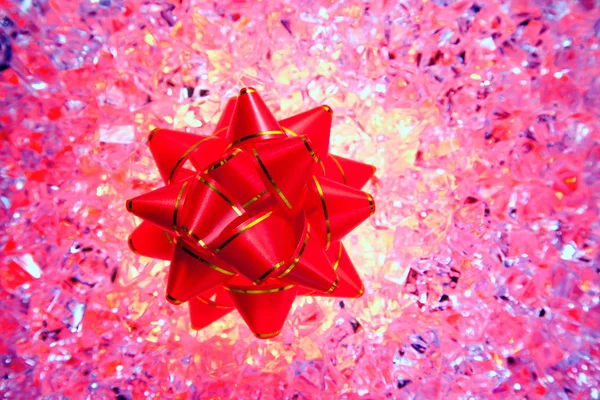 De gift van Kerstmis lint op rood ijs — Stockfoto