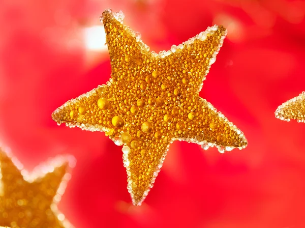 红色的圣诞金色滴明星 — 图库照片