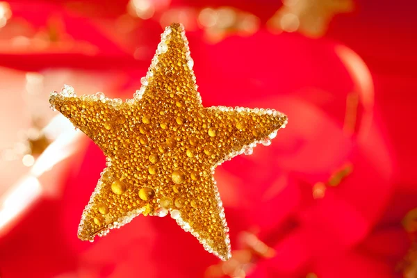 Gyllene droppar julstjärna röd — Stockfoto