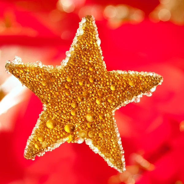 Natale gocce d'oro stella in rosso — Foto Stock