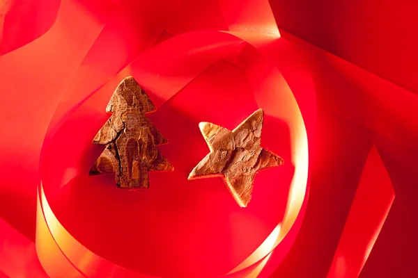 Arbre de Noël et étoile d'écorce d'arbre sur rouge — Photo
