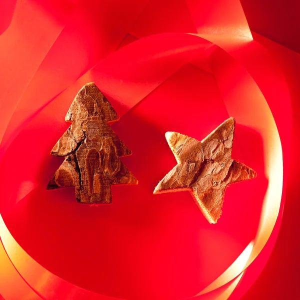 Julgran och stjärna i Barken på röd — Stockfoto