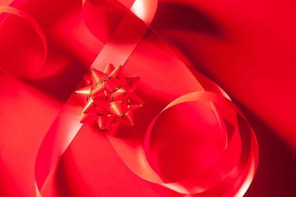 クリスマス ギフトの赤いリボンの背景 — ストック写真
