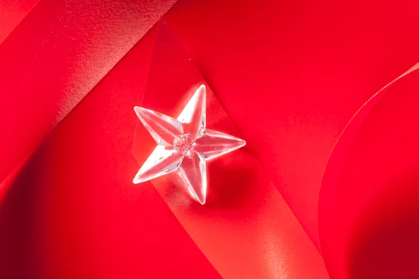 Stella di vetro di Natale su nastro rosso — Foto Stock