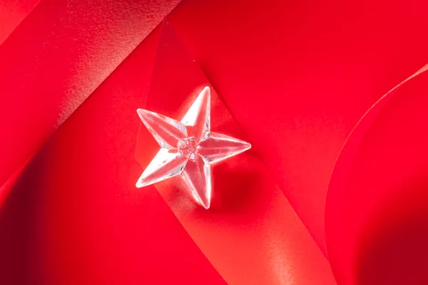 Étoile de verre de Noël sur ruban rouge — Photo
