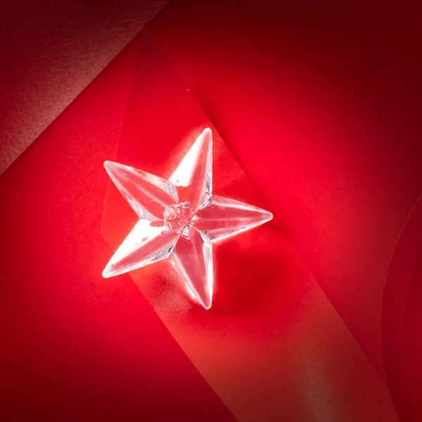 Noel yıldızı kırmızı kurdele üzerine cam — Stok fotoğraf