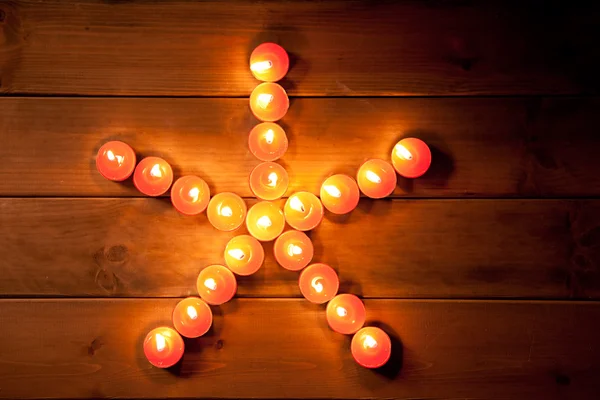 圣诞蜡烛在木材上的五角星星 — 图库照片