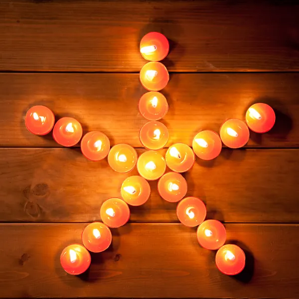 Kerst kaarsen pentagram ster op hout — Stockfoto