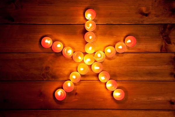 Kerst kaarsen pentagram ster op hout — Stockfoto