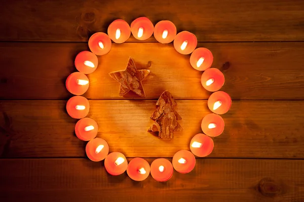 Chirstmas kaarsen cirkel over hout en symbool — Stockfoto
