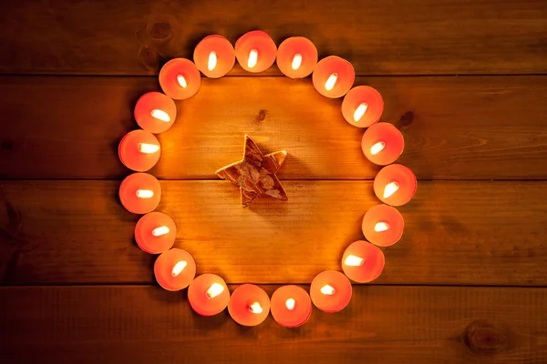 圣诞蜡烛圈对木材和符号 — 图库照片